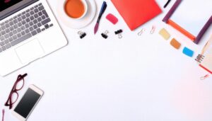 ノートパソコンと紅茶が並ぶ白い背景のフラットレイ