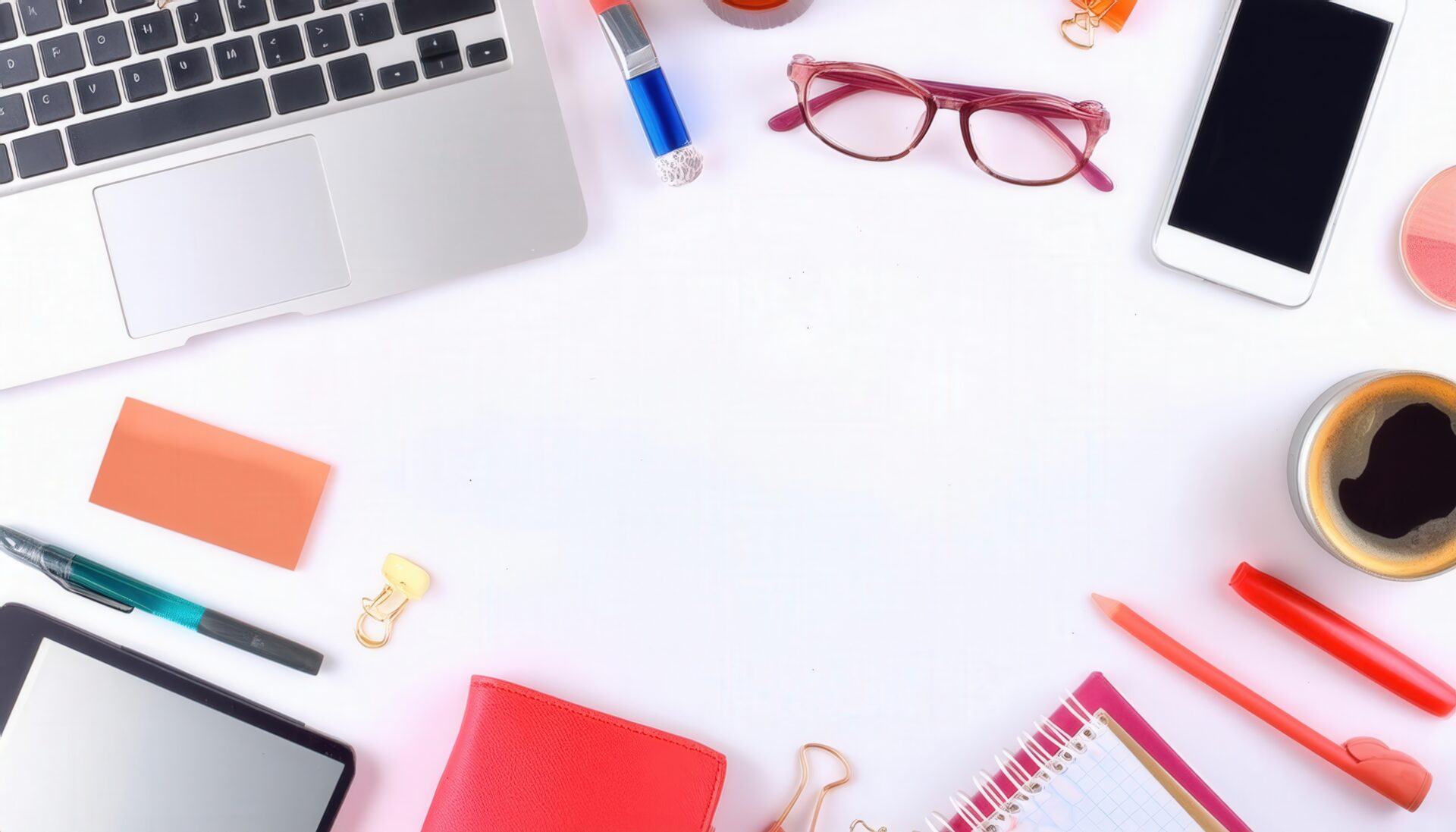 ノートパソコンとコーヒーが並ぶ白い背景のフラットレイ