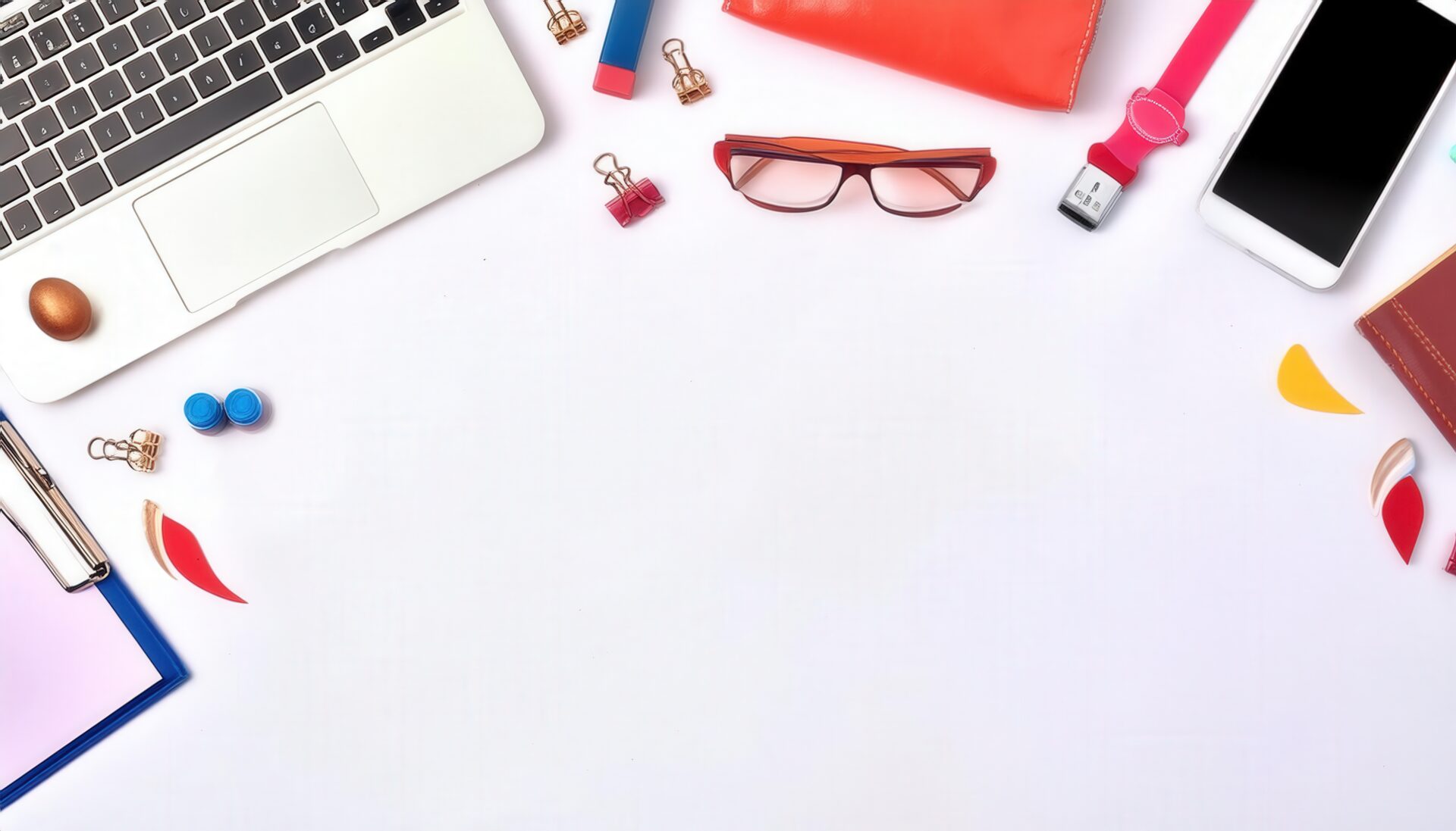 ノートパソコンとカラフルな文房具が並ぶ白い背景のフラットレイ