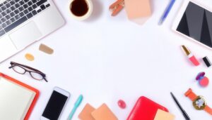 ノートパソコンとカラフルな文具が並ぶ白い背景のフラットレイ