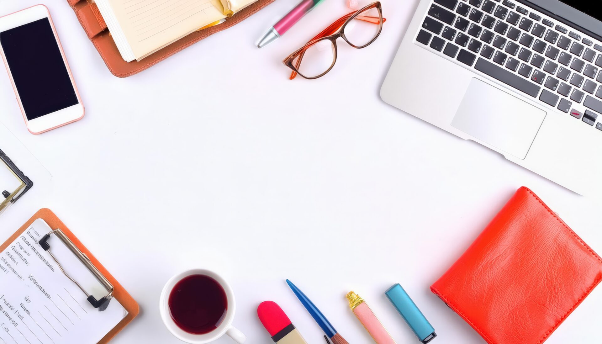 ノートパソコンと赤い財布が並ぶ白い背景のフラットレイ