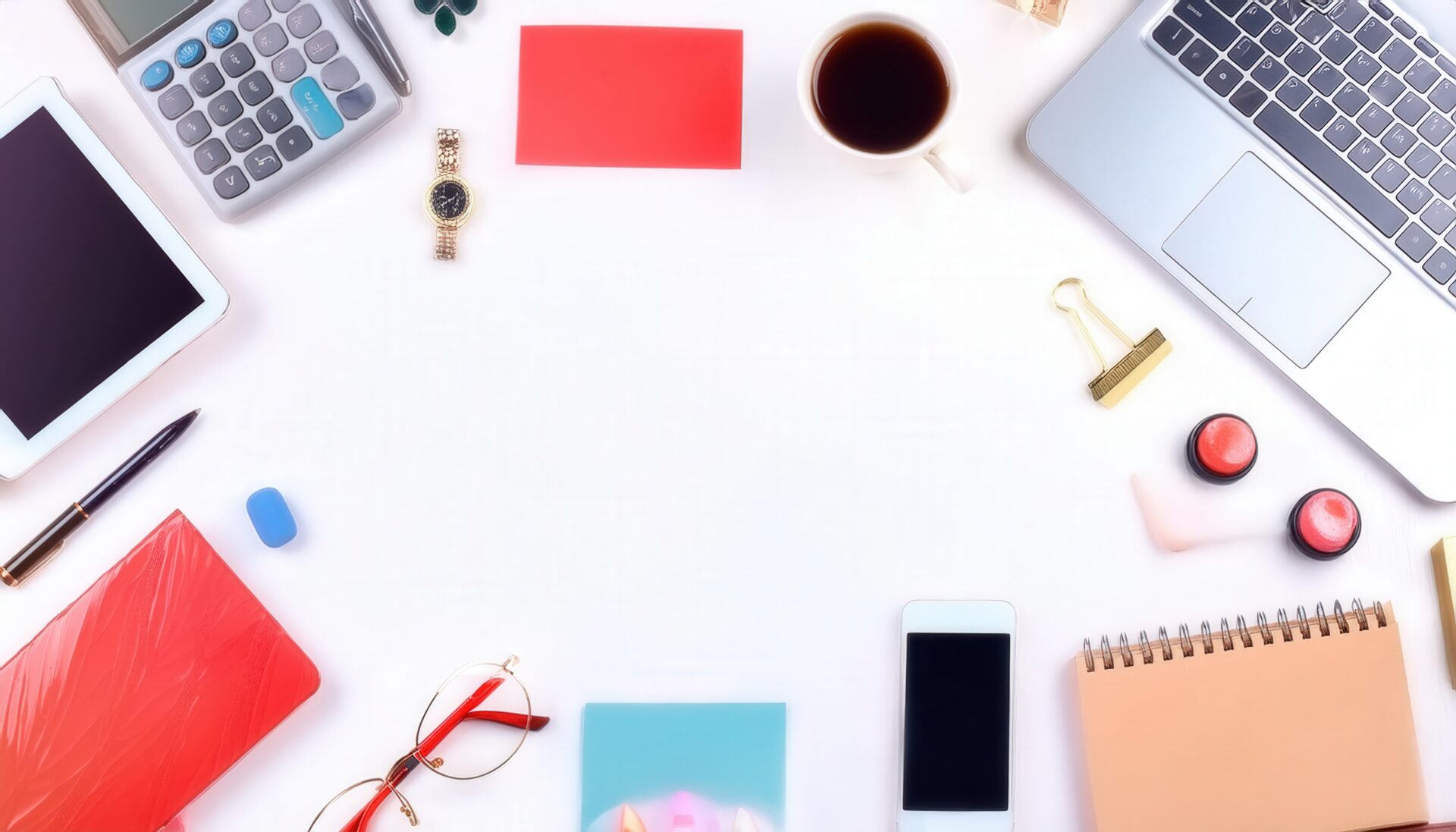 ノートパソコンとコーヒーカップが並ぶ白い背景のフラットレイ