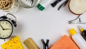 ナチュラルな掃除用品が並ぶ白い背景のフラットレイ