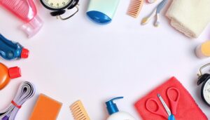 シンプルな掃除道具と時計が並ぶ白い背景のフラットレイ