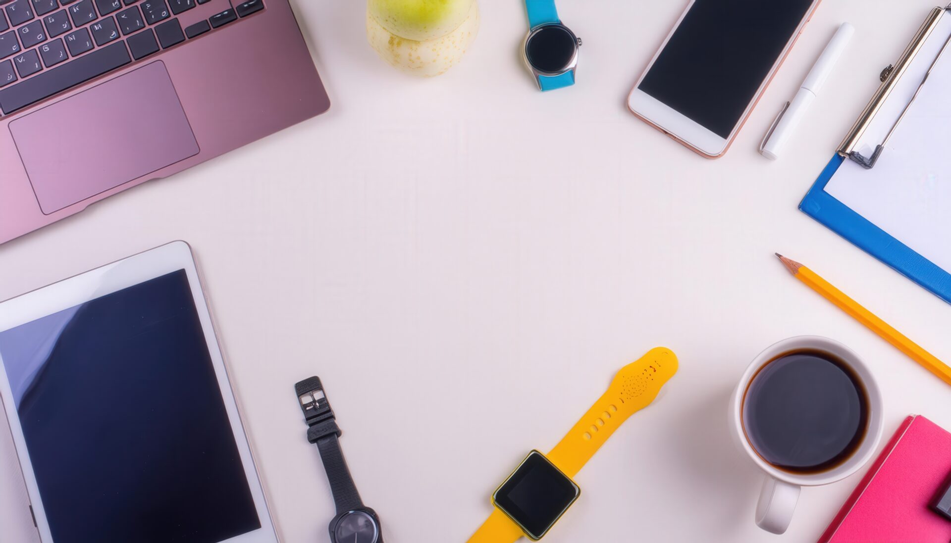 ノートパソコンとスマートウォッチのフラットレイ