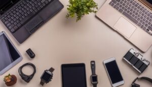 デスク上のデジタルガジェットと植物