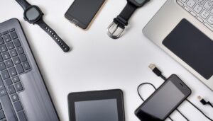ガジェットとデジタルデバイスが並ぶデスクトップ