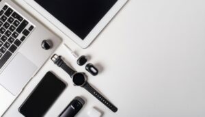 デジタルガジェットとアクセサリが配置されたデスク