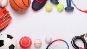 各種スポーツ用品が並ぶ白い背景