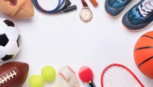 スポーツ用品とフィットネスアクセサリーが並ぶ白い背景