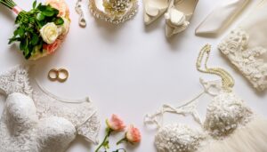 華やかな結婚式アイテムとバラの装飾