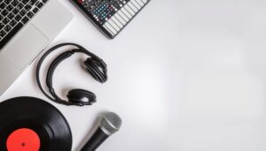 レコードと音楽制作ツールが並ぶ白い背景