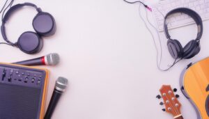 ウクレレとマイクがある白背景の音楽ツール