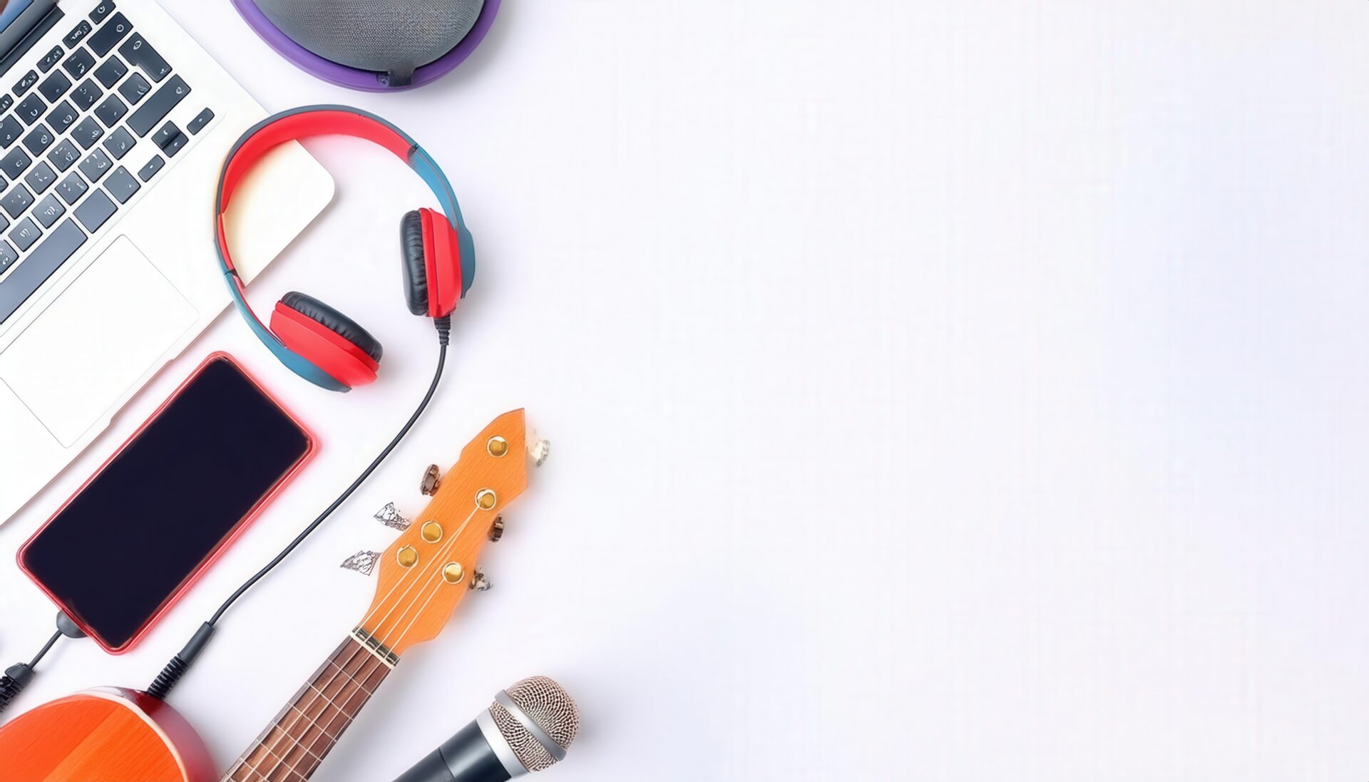 ノートパソコンとウクレレがあるポップな音楽背景