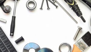 工具やパーツが並ぶメカニカルな背景