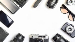 白背景に機材と眼鏡を整然と囲むフラットレイ