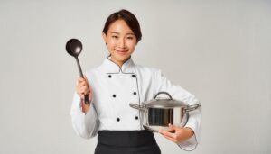 お玉を持ち鍋を準備する女性シェフ
