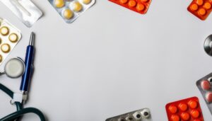 医療用品と錠剤のフラットレイアウト
