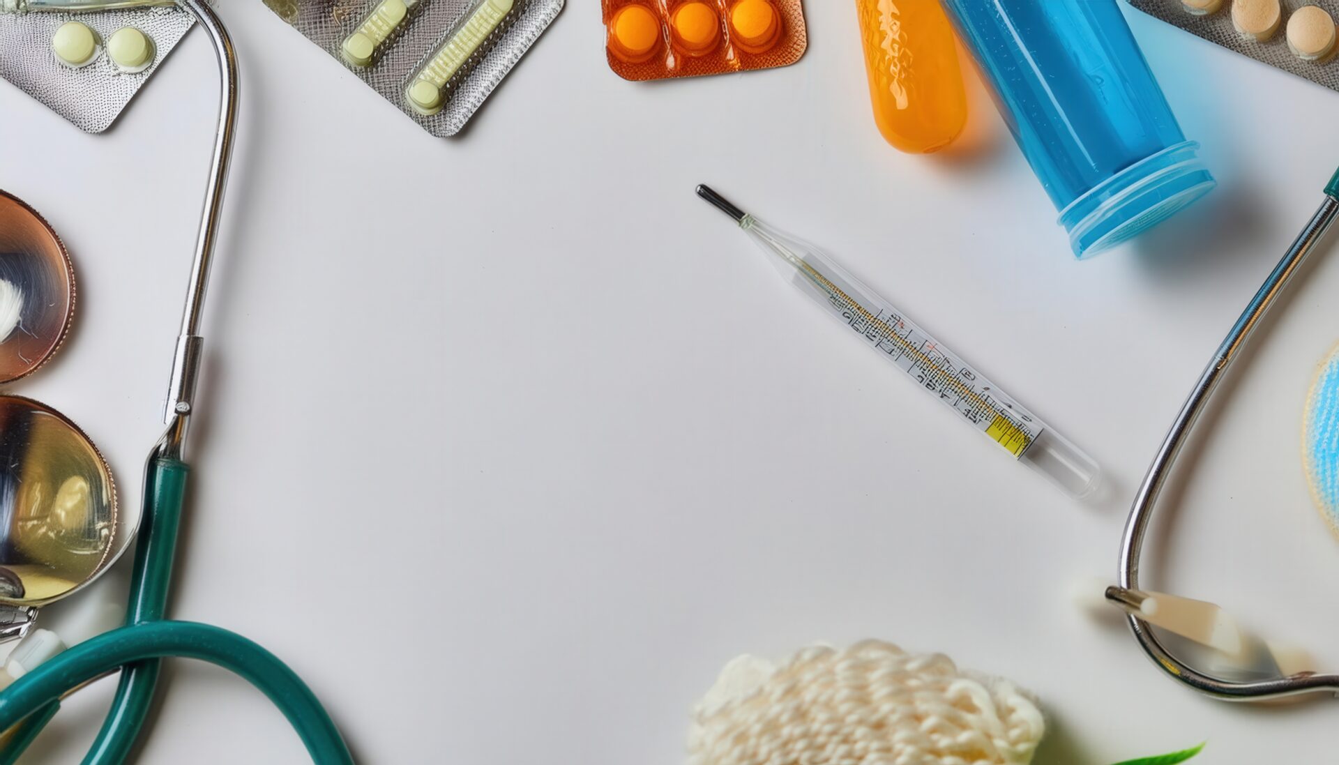 医療用具と錠剤が並ぶ白い背景スペース