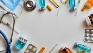 医療器具と薬瓶が並ぶスペース