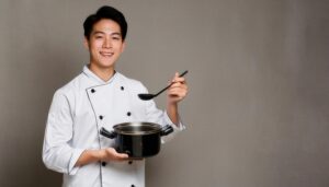 鍋を持つ笑顔の男性シェフ