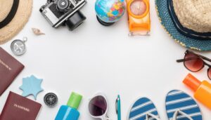 夏休みの旅行グッズを並べた平面構図