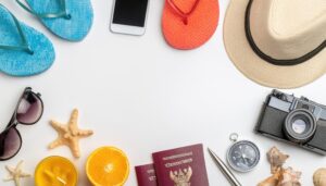 夏の旅行準備品とフルーツのフラットレイアウト