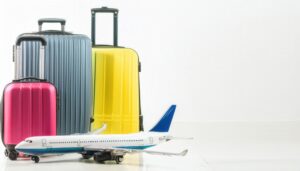 カラフルなスーツケースと飛行機の模型