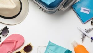 夏の旅行グッズと健康アイテムの配置