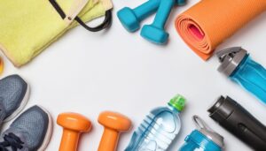 ヨガマットとトレーニングアイテムのフラットレイ