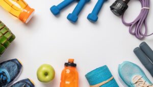 フィットネスグッズとリンゴのフラットレイ