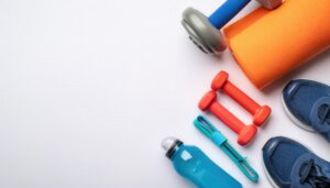 フィットネス用品と青い水ボトルの配置