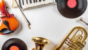 白い背景の上に並べられた楽器とレコード