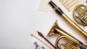 トランペットと楽譜のシンプルな構図