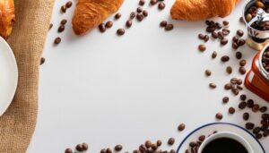 コーヒーミルとクロワッサンのシンプルな構図