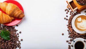 赤いプレートのクロワッサンとコーヒー豆