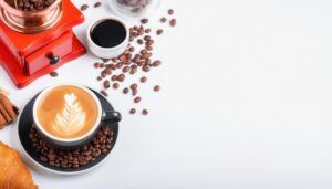 黒いカップのラテアートとクロワッサン