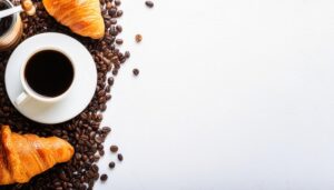 クロワッサンとコーヒーの落ち着いた構図