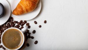 カプチーノとクロワッサンの白い背景