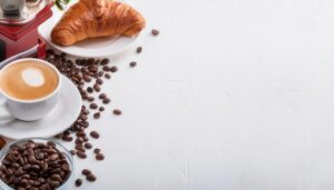 赤いミルとクロワッサンの朝食シーン