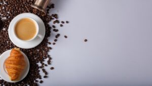 シンプルなエスプレッソとクロワッサン