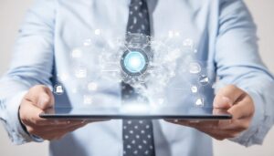 タブレットを持ちながら脳のホログラムを表示するビジネスパーソン