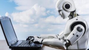 青空の下でノートパソコンを操作するロボット