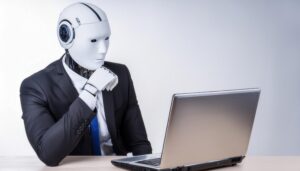 スーツを着てノートパソコンを見つめるロボット