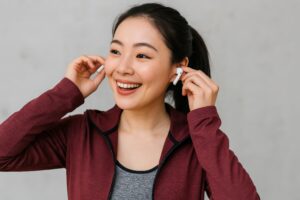 両耳にイヤホンをつける女性