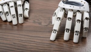 木目テーブル上のロボットの手のクローズアップ