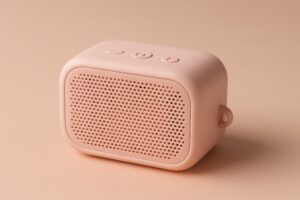 ピンクのBluetoothスピーカー（斜め）