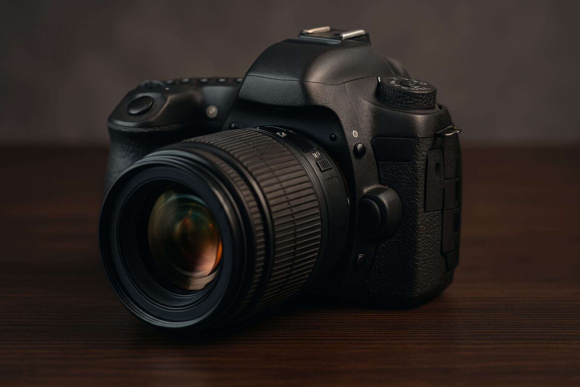 一眼レフカメラのクローズアップ（木目背景）