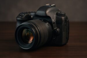 一眼レフカメラのクローズアップ（木目背景）