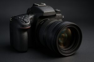 一眼レフカメラのクローズアップ（黒背景）